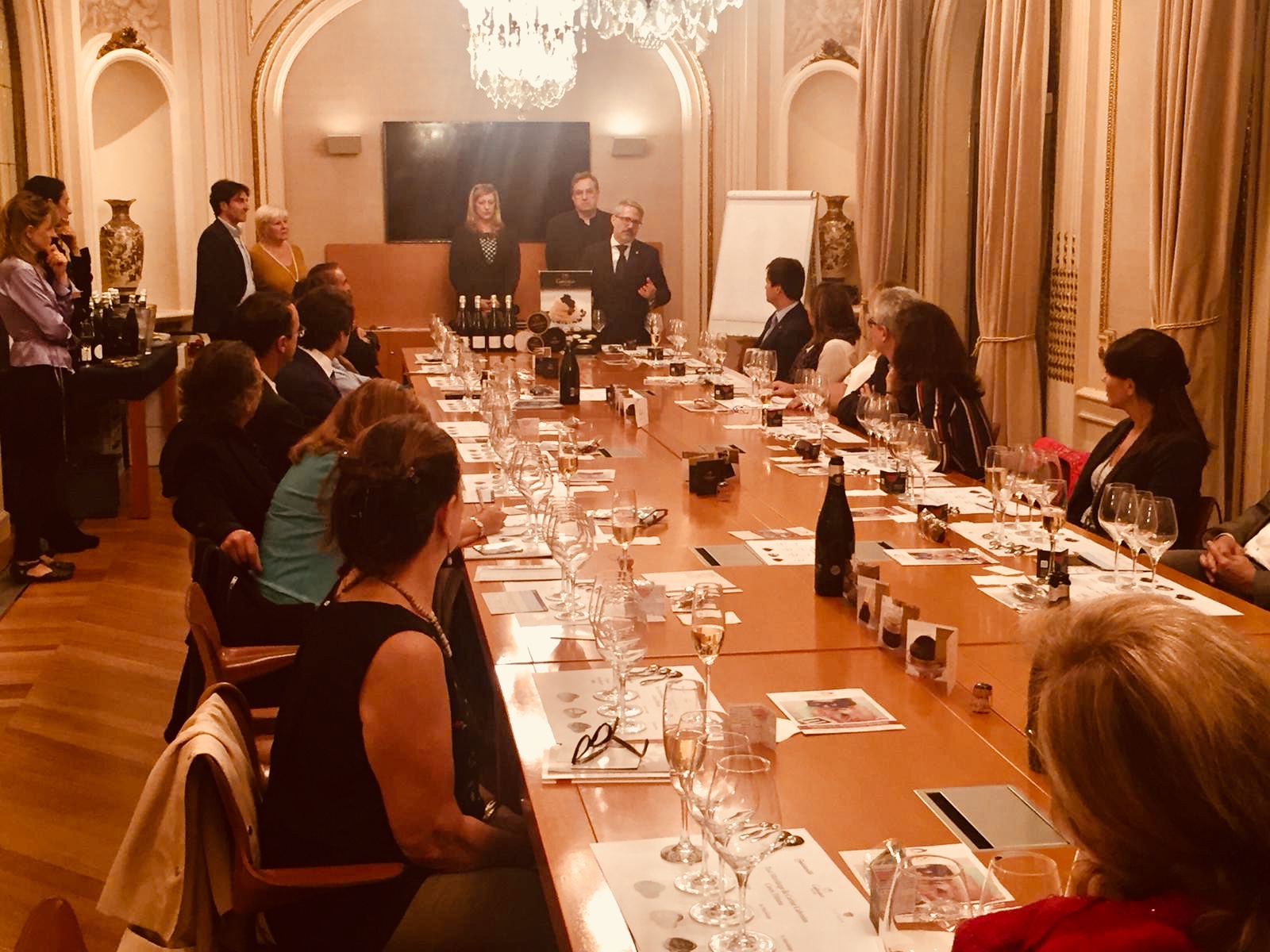 Maridaje de caviares con cava D.O. Alella en la Sala Noble del Palacio Abadal