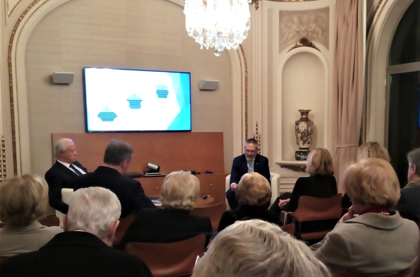 Evento Amigos de los Castillos. Presentación del libro «Enriquéceme despacio que tengo prisa» de Carlos Tusquets Trias de Bes en la Sala Noble del Palacio Abadal